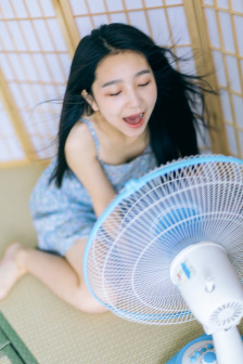 我和闺蜜在公交被八个人挤倒